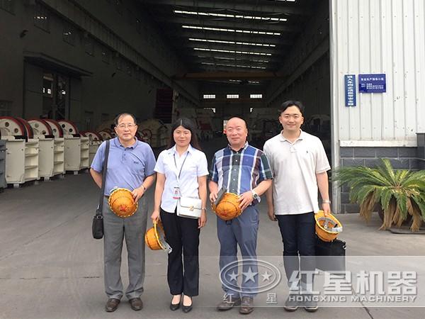 紅星銷(xiāo)售人員帶客戶參觀設(shè)備圖