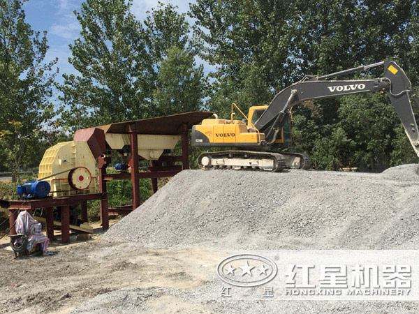 PCΦ800×600錘式破碎機(jī)工作現(xiàn)場(chǎng)