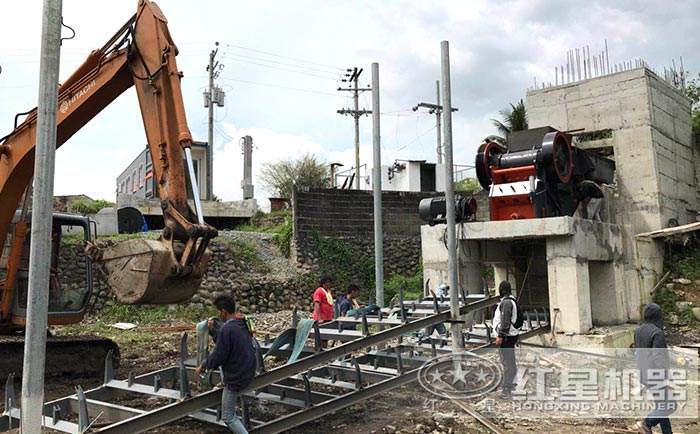 小型碎石機工作現(xiàn)場