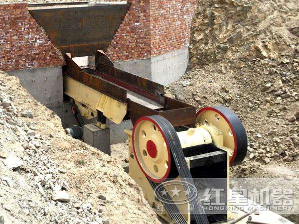 顎式破碎機(jī)破碎現(xiàn)場(chǎng)