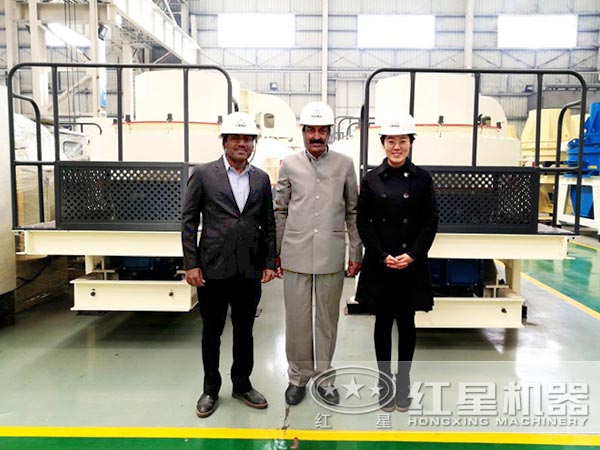 紅星銷售人員帶客戶參觀制砂機(jī)圖