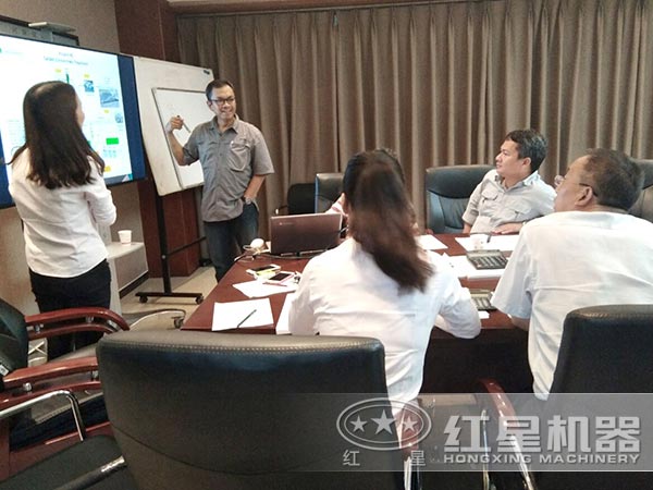 紅星技術(shù)人員與客戶探討方案圖