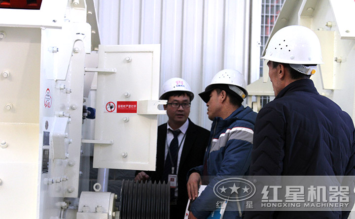 紅星銷(xiāo)售人員帶客戶參觀反擊式破碎機(jī)圖