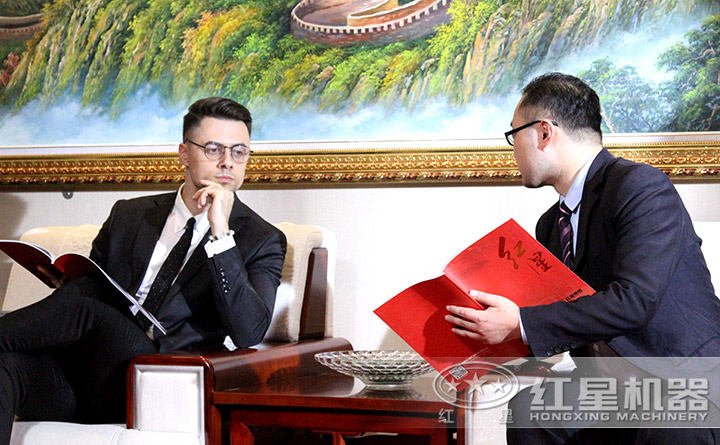 紅星銷(xiāo)售人員與客戶合照