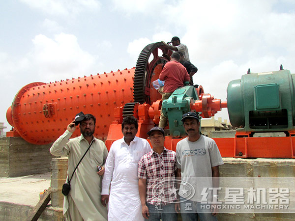 操作人員在對球磨機進行保養(yǎng)