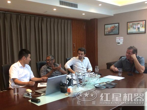 紅星技術(shù)人員與客戶探討方案圖