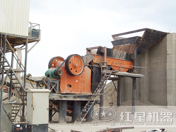 傳統(tǒng)的顎式破碎機破碎現(xiàn)場