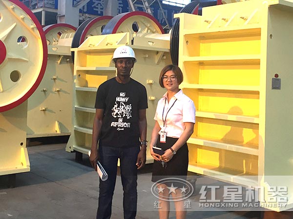 紅星銷售人員帶客戶參觀顎式破碎機圖