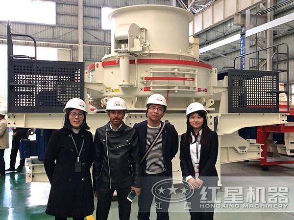 紅星銷售人員帶客戶參觀制砂機(jī)圖