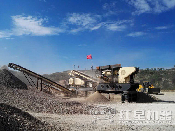 顎式移動(dòng)破碎機(jī)現(xiàn)場(chǎng)圖