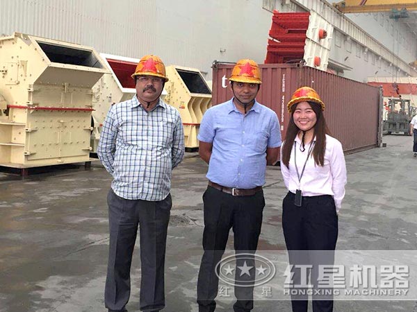 紅星銷售人員帶客戶參觀設(shè)備圖