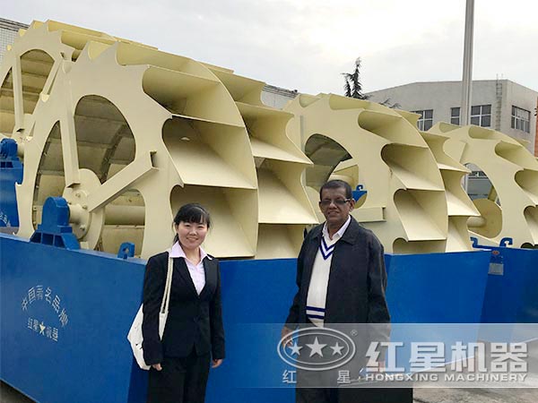 紅星銷售人員帶客戶參觀輪斗式洗砂機