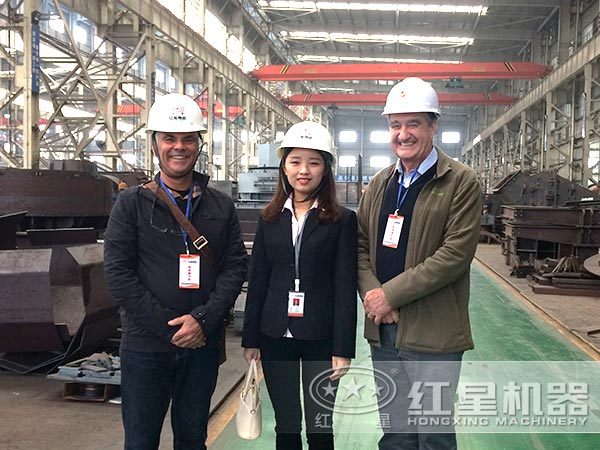 紅星銷(xiāo)售人員帶客戶(hù)參觀車(chē)間