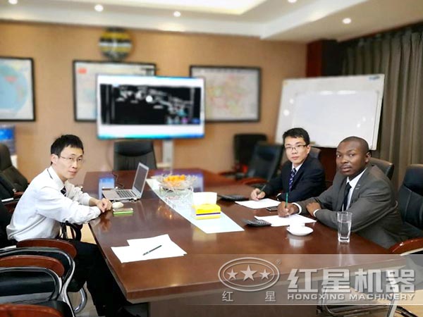 紅星技術(shù)人員與客戶(hù)探討方案圖