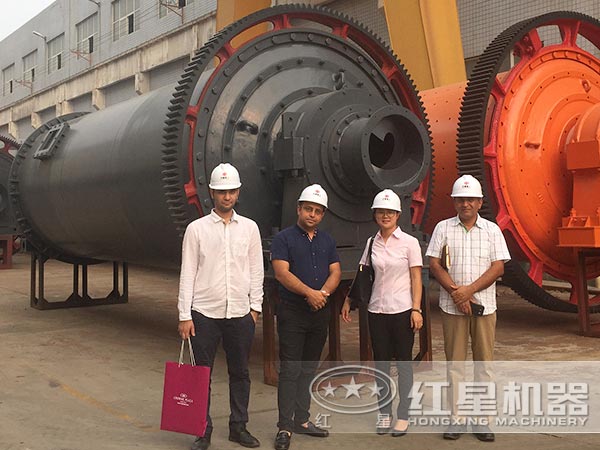 紅星銷售人員與客戶合照