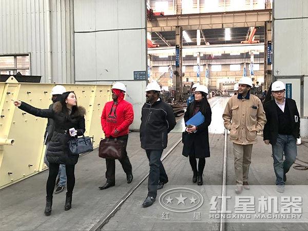 紅星銷售人員帶客戶參觀車間