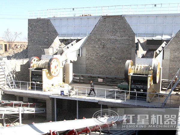 顎式破碎機破碎現(xiàn)場