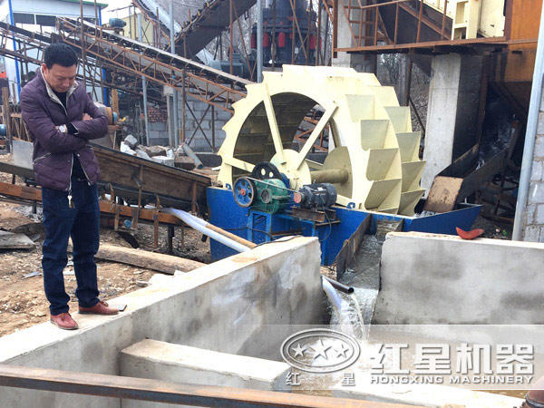 挖斗式水洗沙機現(xiàn)場