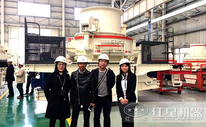 客戶到廠參觀石頭粉沙機(jī)