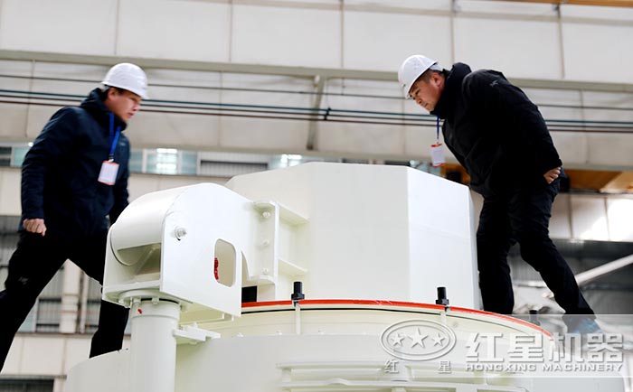 紅星銷售人員給客戶介紹河卵石制砂機(jī)