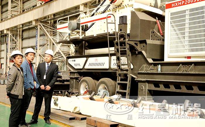 客戶(hù)到廠參觀車(chē)載一體式河卵石打破機(jī)