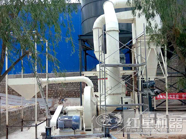 立式微粉碎機(jī)工作現(xiàn)場(chǎng)