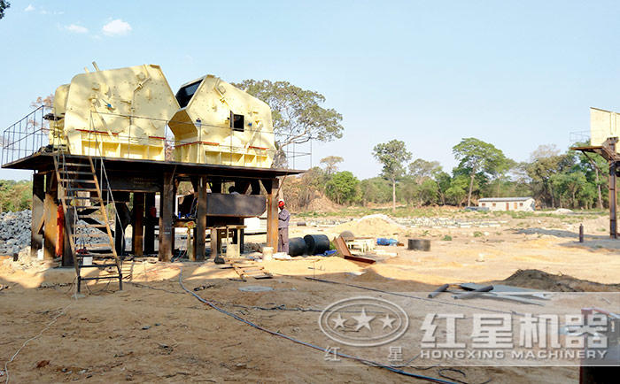 山東某客戶反擊式破碎機工作現(xiàn)場