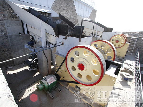 顎式破碎機現場