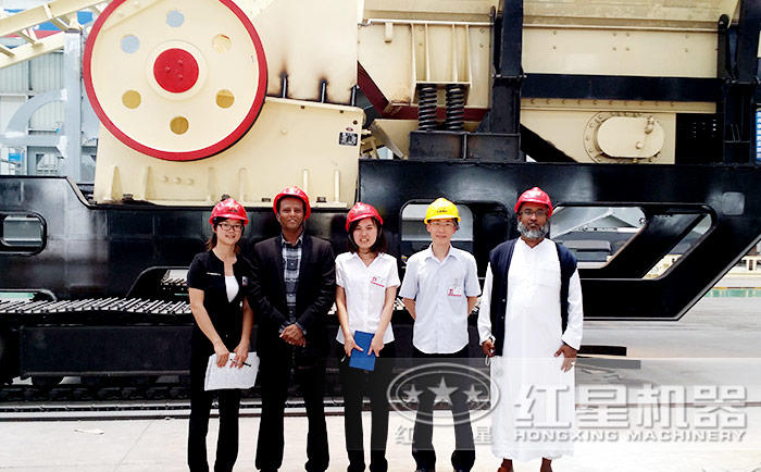 紅星銷(xiāo)售經(jīng)理和客戶合照