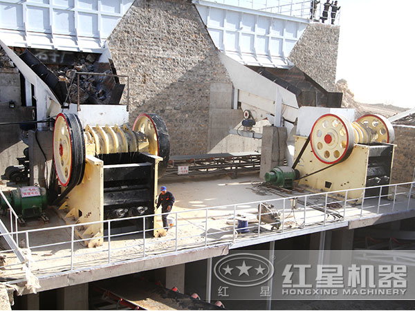 69顎式碎石機(jī)破碎現(xiàn)場