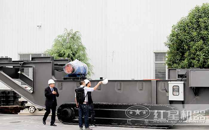 紅星銷售人員帶客戶參觀履帶式建筑垃圾粉碎機