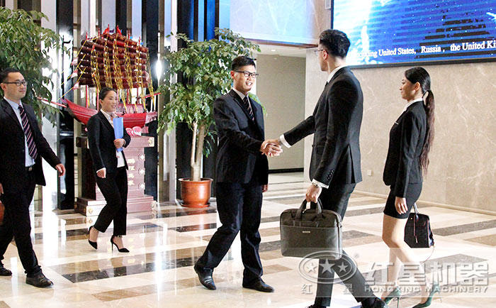 紅星銷(xiāo)售經(jīng)理接待國(guó)外客戶(hù)