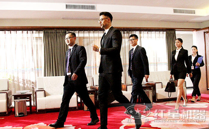 紅星銷售經(jīng)理接待國(guó)外客戶