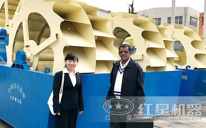 客戶到廠參觀輪斗式洗砂機(jī)