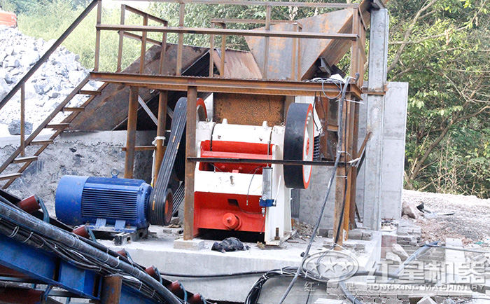 顎式破碎機(jī)現(xiàn)場(chǎng)，軟硬通吃、堅(jiān)固耐用
