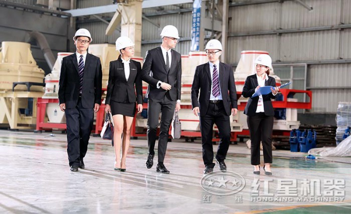 紅星銷售人員帶客戶參觀車間