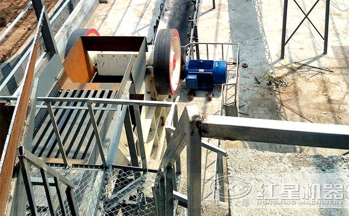 振動給礦機(jī)工作現(xiàn)場