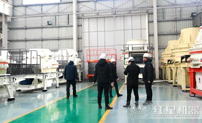 客戶到廠參觀石頭制砂機現(xiàn)場