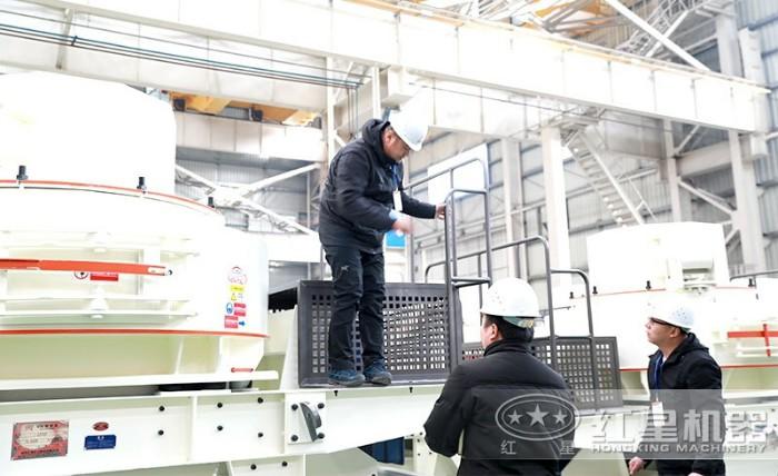 客戶到廠參觀花崗巖制沙機(jī)