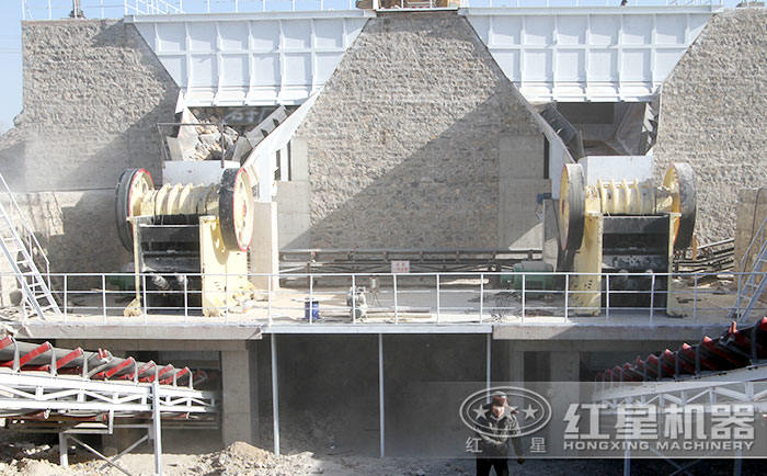 顎式破碎機工作現(xiàn)場