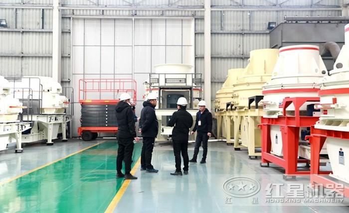 客戶到廠參觀輝綠巖制砂機(jī)