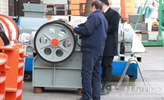 客戶到廠參觀顎式粉碎機