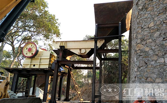 顎式破碎機(jī)現(xiàn)場(chǎng)
