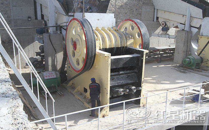 顎式破碎機(jī)保養(yǎng)現(xiàn)場