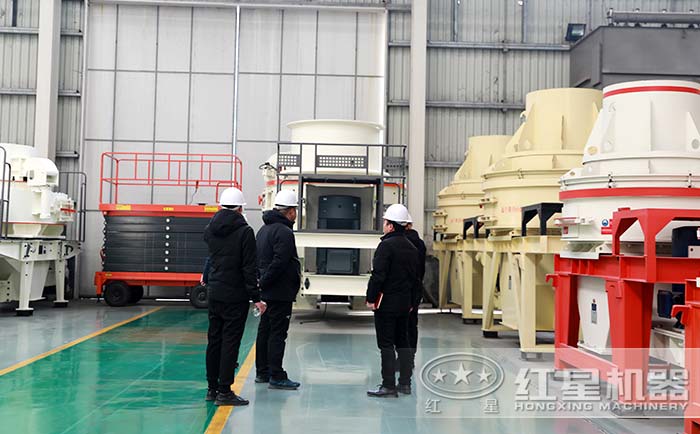 客戶到廠參觀石子制沙機