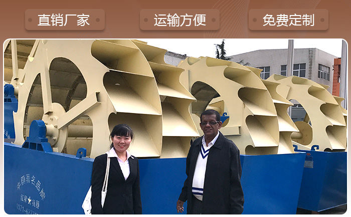 經(jīng)理為到廠客戶講解設(shè)備，達(dá)成合作意向