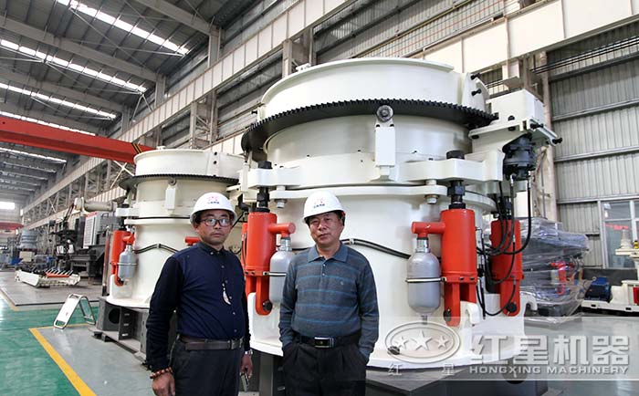 紅星銷(xiāo)售人員帶客戶(hù)參觀設(shè)備圖