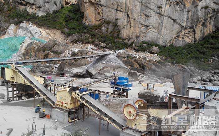 青石顎式破碎機(jī)現(xiàn)場