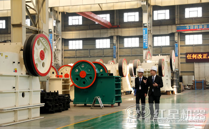 客戶到廠參觀顎式碎石機