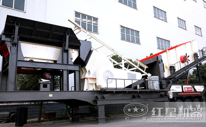 輪胎式移動破碎站+錘式破碎機(jī)